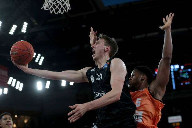 而自由人队 而自由人队